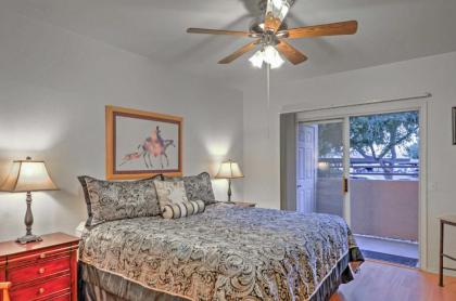 Phoenix Couples Condo with Deck and Pool and Spa Access! - image 5