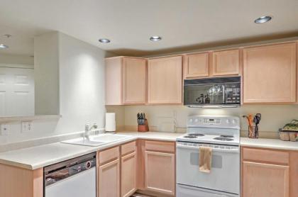 Phoenix Couples Condo with Deck and Pool and Spa Access! - image 8