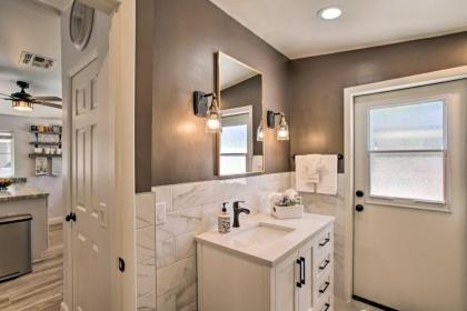 Charming Phoenix Casita with Hot Tub BBQ and Pool! - image 17