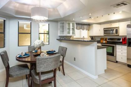 Comfort and Style in the Phoenix Biltmore Area! - image 15