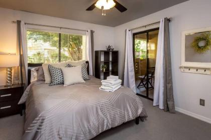 Comfort and Style in the Phoenix Biltmore Area! - image 9