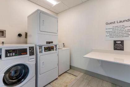 Holiday Inn Express & Suites - Phoenix Dwtn - State Capitol an IHG Hotel - image 3