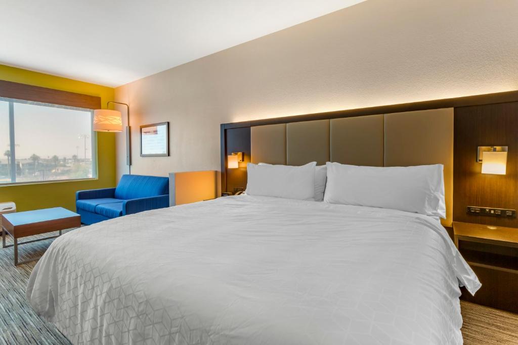 Holiday Inn Express & Suites - Phoenix Dwtn - State Capitol an IHG Hotel - image 4