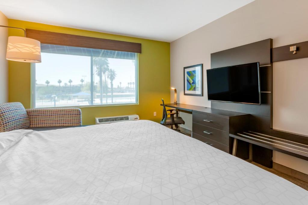 Holiday Inn Express & Suites - Phoenix Dwtn - State Capitol an IHG Hotel - image 5