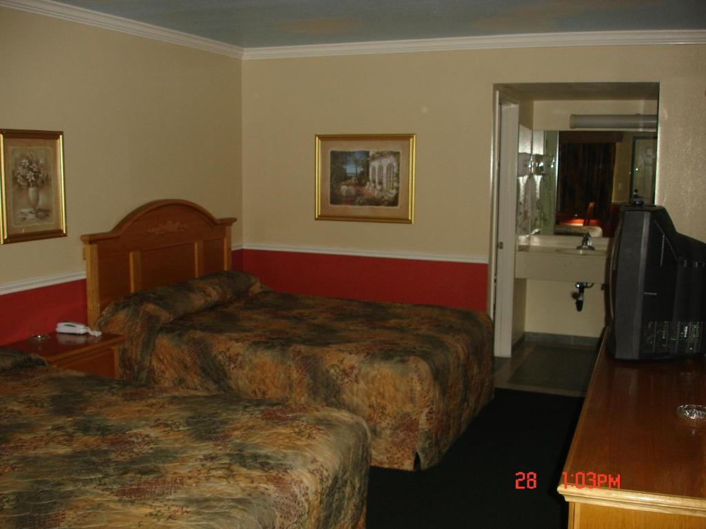 Rivera Inn & Suites Motel - image 2