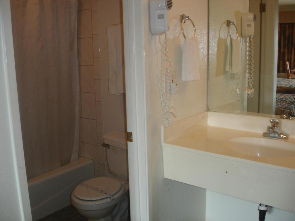 Rivera Inn & Suites Motel - image 4