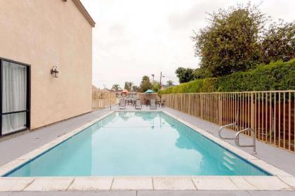 Howard Johnson Hotel & Suites by Wyndham Pico Rivera - image 11