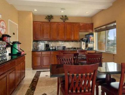 Howard Johnson Hotel & Suites by Wyndham Pico Rivera - image 12