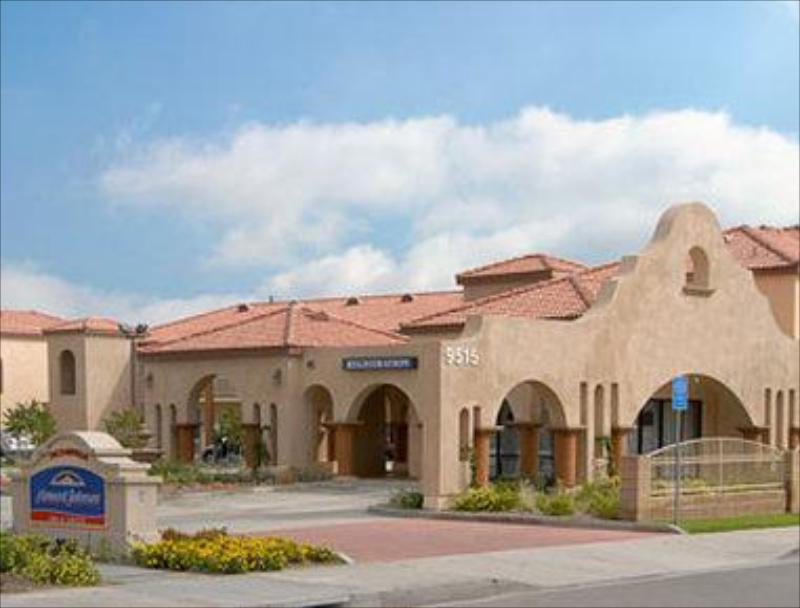 Howard Johnson Hotel & Suites by Wyndham Pico Rivera - image 2