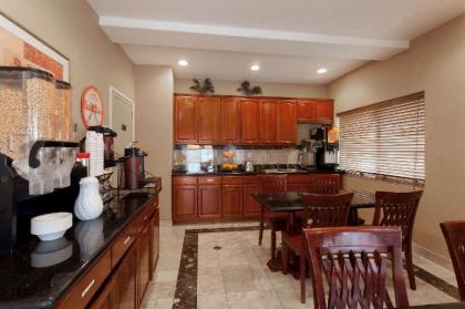 Howard Johnson Hotel & Suites by Wyndham Pico Rivera - image 5