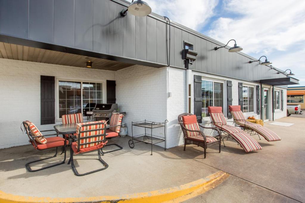 Days Inn by Wyndham Pierre - image 7