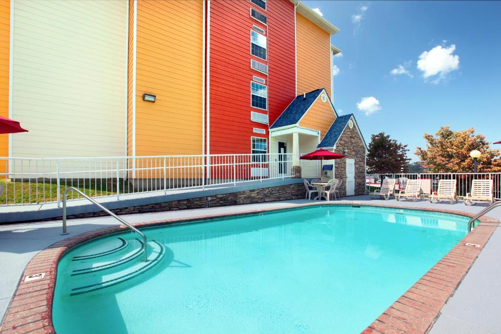 Microtel Inn & Suites by Wyndham Pigeon Forge - image 2