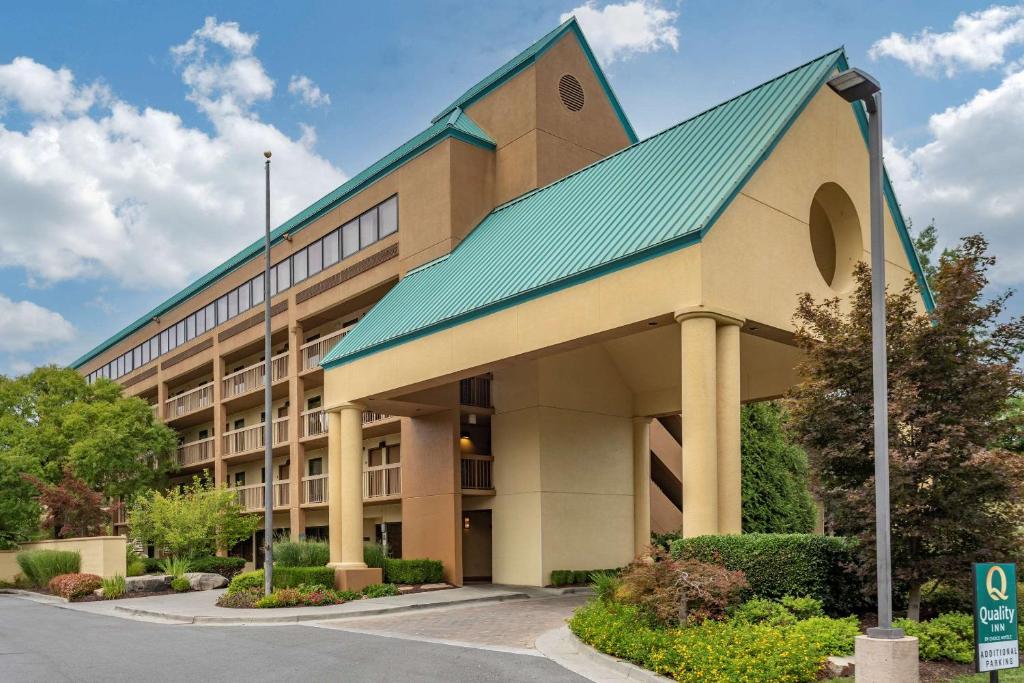 Quality Inn Near the Island Pigeon Forge - image 2