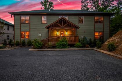 SmokyStays 10 Bedroom Cabin Pigeon Forge Tennessee