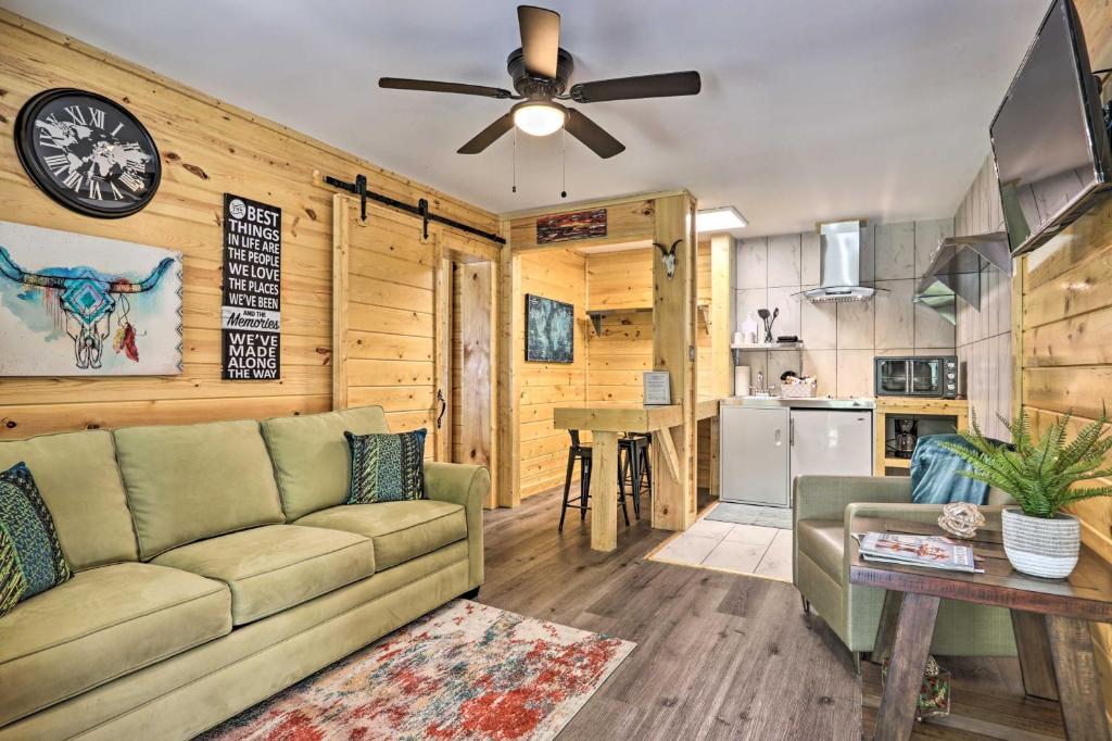 Charming Pigeon Forge Apt - 3 Miles to Dollywood! - main image