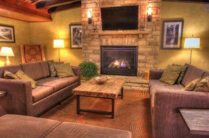 Econo Lodge - image 4
