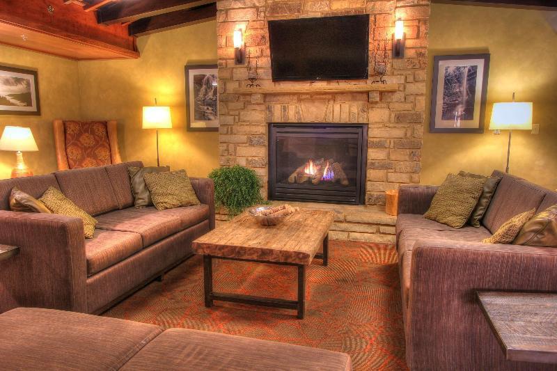 Econo Lodge - image 4