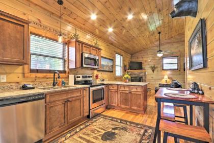 Luxe Cozy Cabin with Hot tub and Pool Near town Pigeon Forge Tennessee