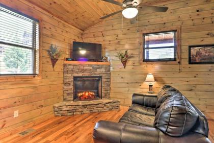 Luxe Cozy Cabin with Hot Tub and Pool Near Town! - image 5