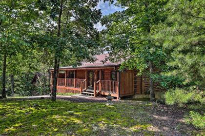 Cabin with Deck and Fireplace Less Than 3 Mi to Dollywood! Pigeon Forge