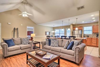 Single Story Home about 1 mi to Pigeon Forge Fun Pigeon Forge