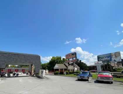 Smoky Mountain Motor Lodge At Dollywood LN - image 4