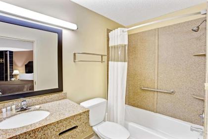Howard Johnson by Wyndham Pikesville - image 12