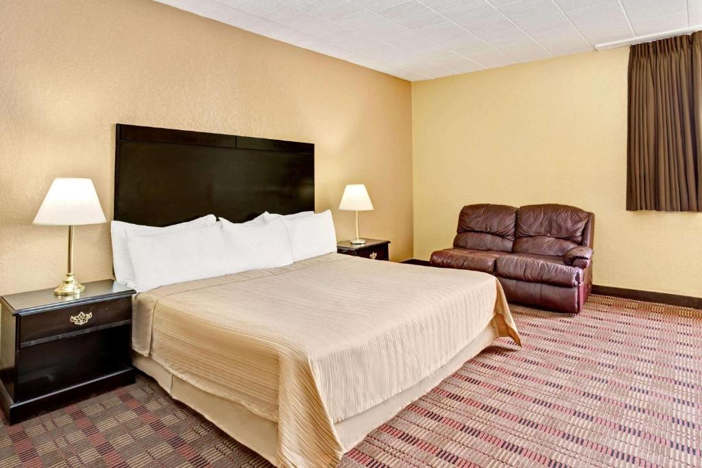 Howard Johnson by Wyndham Pikesville - image 5