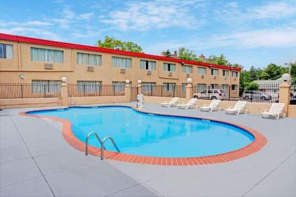 Howard Johnson by Wyndham Pikesville - image 8