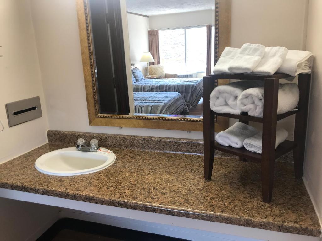 Daniel Boone Motor Inn - image 5