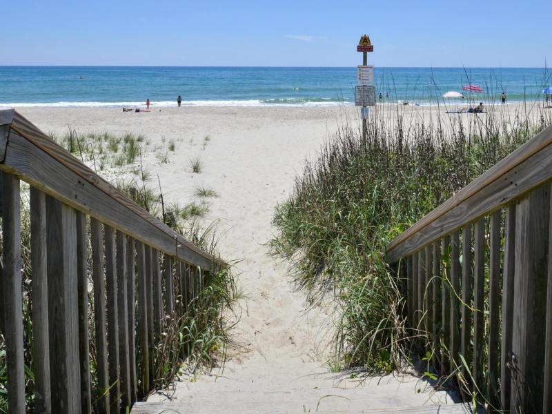Hotel Atlantic Beach - image 2