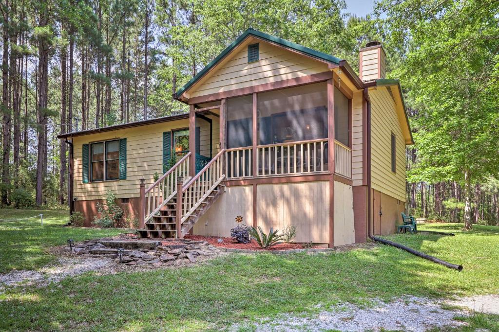 Cozy Pine Mountain Cabin with Screened Porch and Yard! - main image
