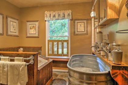 Cozy Pine Mountain Cabin with Screened Porch and Yard! - image 12