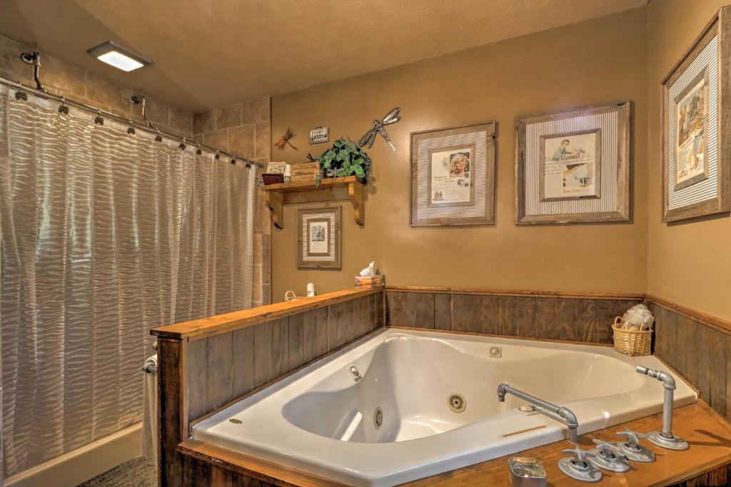Cozy Pine Mountain Cabin with Screened Porch and Yard! - image 3