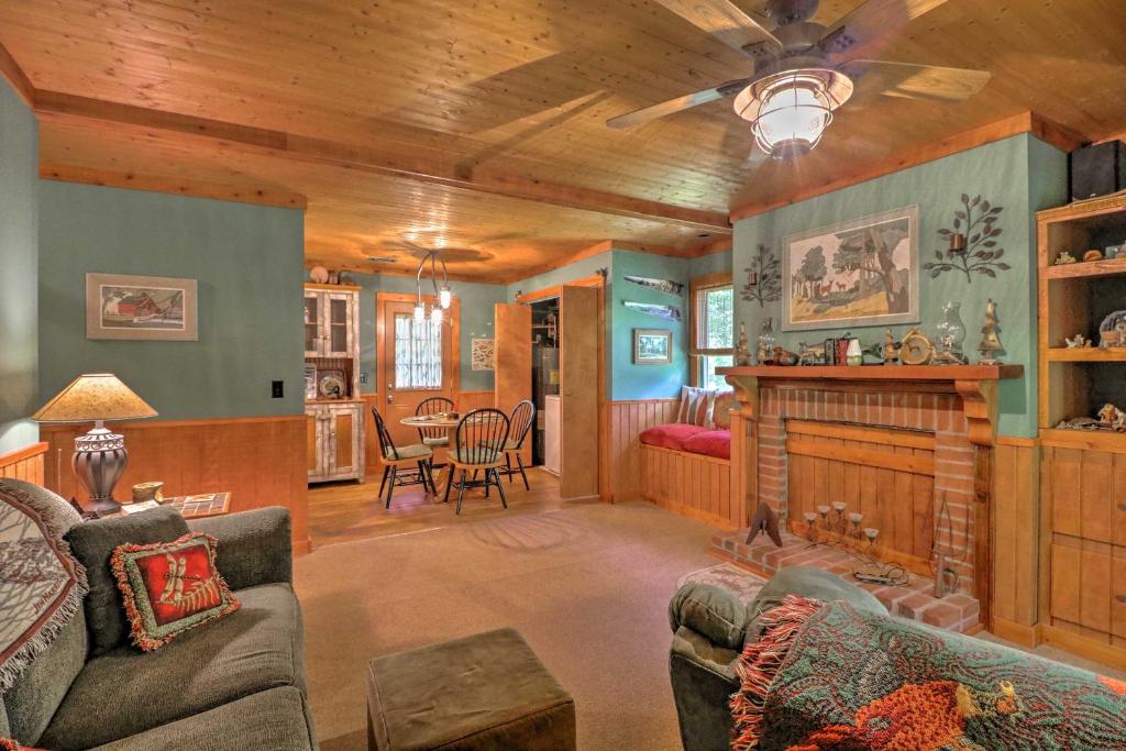 Cozy Pine Mountain Cabin with Screened Porch and Yard! - image 4