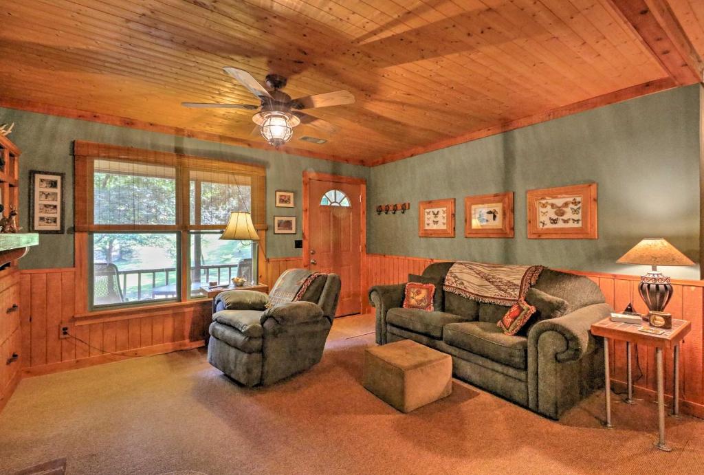 Cozy Pine Mountain Cabin with Screened Porch and Yard! - image 7