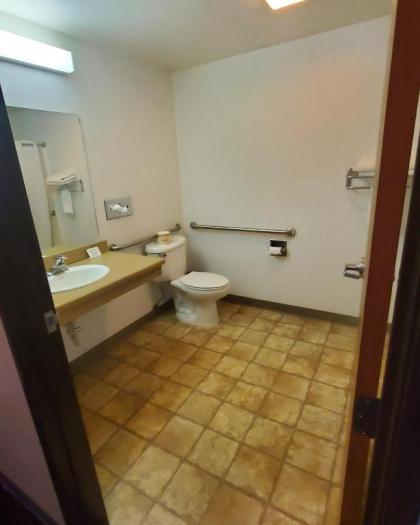 Quality Inn & Suites - image 10