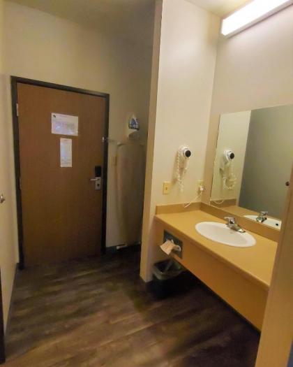 Quality Inn & Suites - image 13