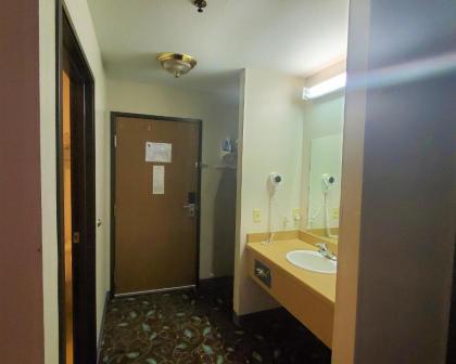 Quality Inn & Suites - image 9