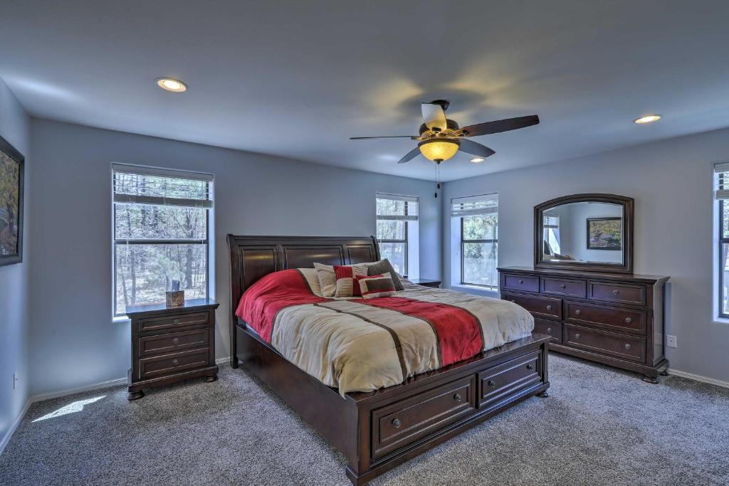 Spacious Pinetop-Lakeside Home with Hot Tub on 1 Acre - image 7
