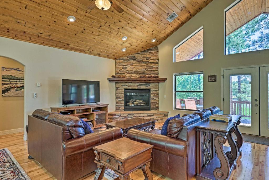Lakeside Cabin with Decks and Amazing Elder Lake Views - image 5