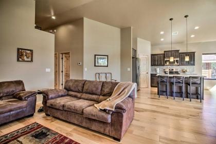 Waterfront Lakeside Home-1 Block to Boat Ramp - image 3