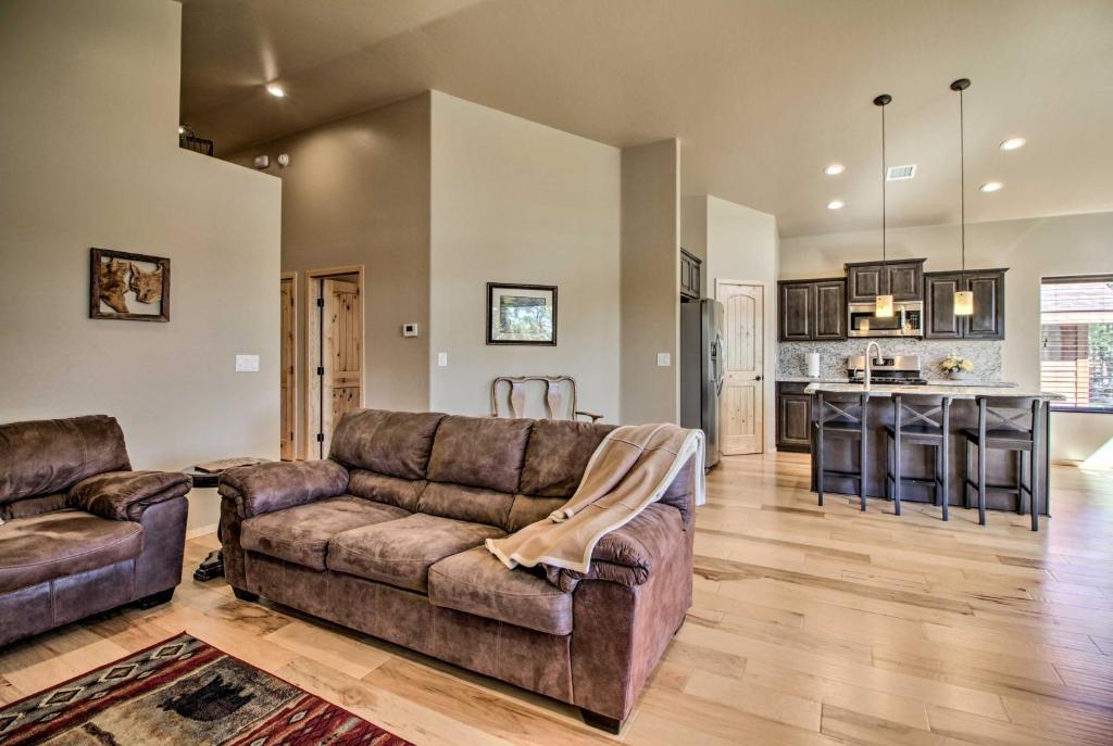 Waterfront Lakeside Home-1 Block to Boat Ramp - image 3