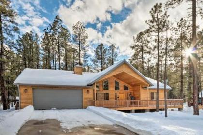 Lavish Cabin with Deck Less Than 3 Mi to Pinetop Country Club - image 2