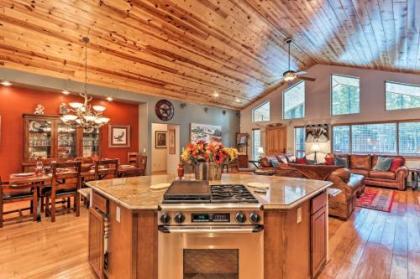 Lavish Cabin with Deck Less Than 3 Mi to Pinetop Country Club - image 4