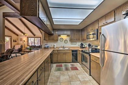 Spacious Pinetop Cabin - 7 Miles to Show Low! - image 10
