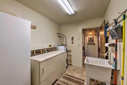 Spacious Pinetop Cabin - 7 Miles to Show Low! - image 13