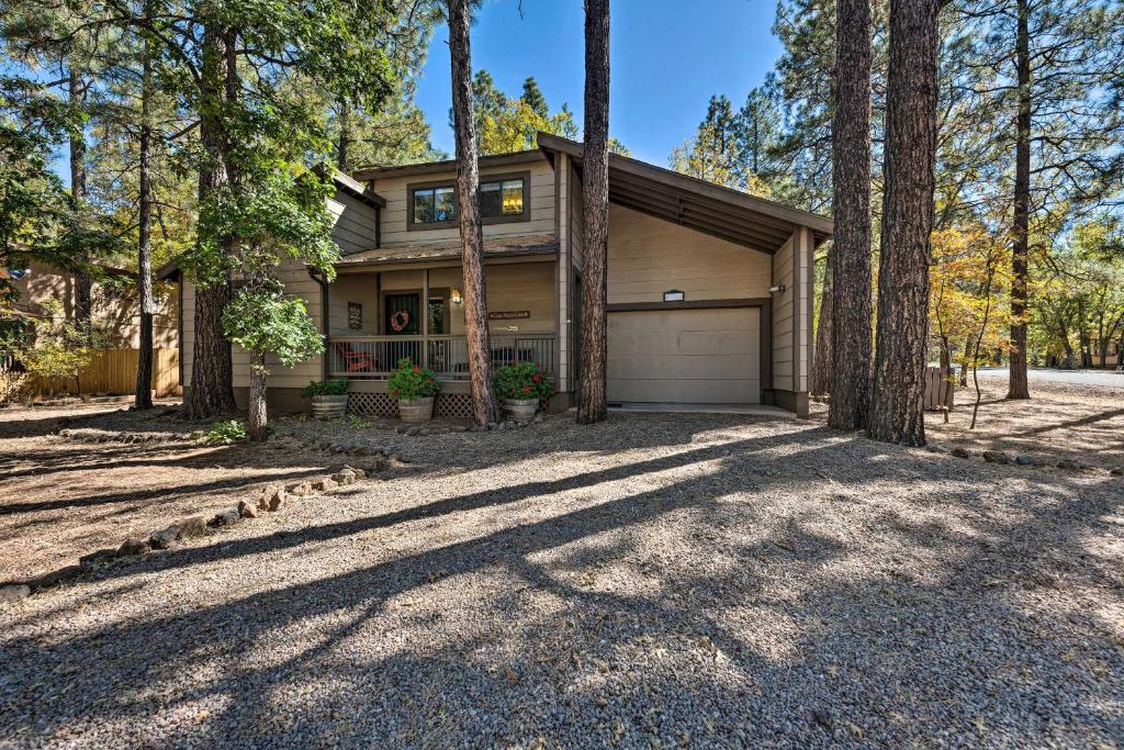 Spacious Pinetop Cabin - 7 Miles to Show Low! - image 2