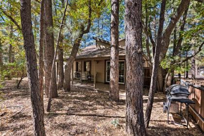 Spacious Pinetop Cabin - 7 Miles to Show Low! - image 4