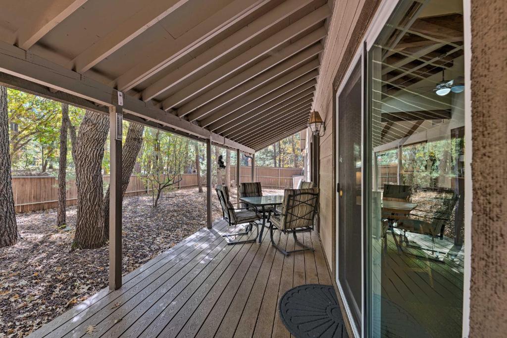 Spacious Pinetop Cabin - 7 Miles to Show Low! - image 7